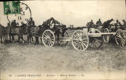 CPA Militaria Artillerie Mise en batterie 