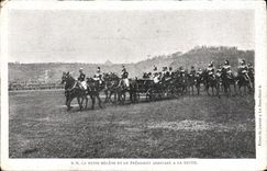 CPA Militaria SM La reine Helene et le president arrivant a la revue