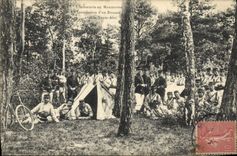 CPA Militaria L'infanterie en manoeuvres Installation d'un bivouac avec la tente abri Velo Cycle