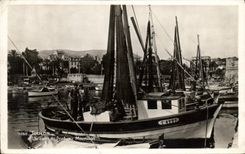 VINTAGE POSTCARD Boat of Toulon sin a corner of the port of Mourillon