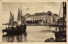 CPA Bateau de peche Trouville La reine des plages Un coin du port et el casino