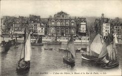 CPA Bateau de peche Le Havre L'anse des pilotes Le musee et la rue de Paris 