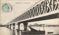 VINTAGE POSTCARD Boat of Bordeaux sin the footbridge