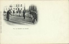 CPA Militaria V'le la sergent qui ecope 