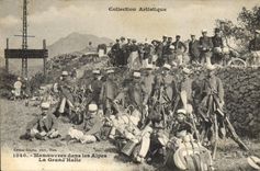 CPA Militaria Manoeuvres dans les Alpes La grande halte 