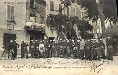 CPA Militaria Groupe d'infanterie en manoeuvres 