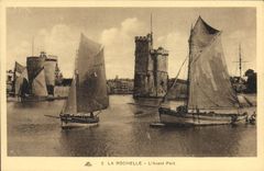 VINTAGE POSTCARD Boat of La Rochelle sin before port