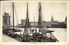 VINTAGE POSTCARD Boat of La Rochelle sin turns