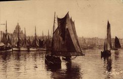 VINTAGE POSTCARD Boat of La Rochelle sin towards the large clock