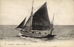 CPA Bateau de peche Calais Pecheurs en mer