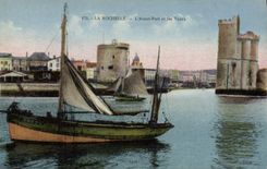 VINTAGE POSTCARD Boat of La Rochelle sin before port and turns