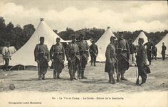 CPA Militaria La vie au camp La garde Releve de la sentinelle