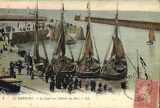 CPA Bateau de Peche Le Treport Le quai vers l'entree du port 