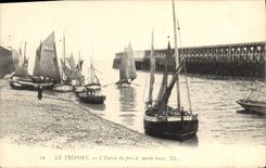 CPA Bateau de Peche Le Treport L'entree du port a maree basse