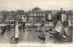 CPA Bateau de Peche Le Havre L'anse des pilotes le Musee et la rue de Paris 