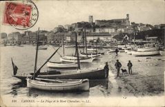 CPA Bateau de Peche Cannes La plage et le Mont Chevalier 