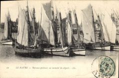VINTAGE POSTCARD Fishing Vessel Le Havre sinning Boats at the time of the departure