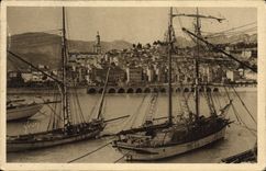 CPA Bateau de Peche Menton Le port et la vieille ville