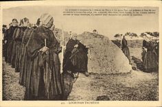 VINTAGE POSTCARD Locronan Tromenie Folklore