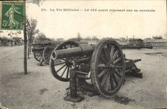 CPA Fantaisie Militaria Le 155 court reposant sur sa servante 
