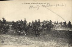 CPA Fantaisie Militaria L'artillerie de campagne Passage d'une route 