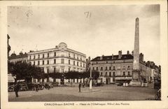La Red-red de Poste de la POSTAL de la VENDIMIA en el Saone coloca el edificio de la oficina de correos del obelisco