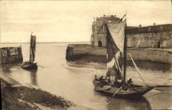 VINTAGE POSTCARD Fishing Vessel Harbor Veere Zeeland
