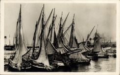 Barcos de Honfleur de la pesca del recipiente de la POSTAL de la VENDIMIA del pecado