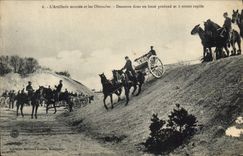 La fantasía de Militaria de la POSTAL de la VENDIMIA la artillería montada y la pendiente de los obstáculos en un hoyo profundamente y tiene revés rápido