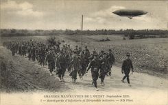CPA Fantaisie Militaria Grandes Manoeuvres de l'Ouest Avant garde d'infanterie et dirigeable militaire Zeppelin