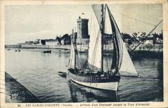 VINTAGE POSTCARD Bateau Fishes Sands of olonne Arrivee of thonnier in front of the Tower of Arundel