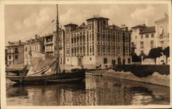 VINTAGE POSTCARD Bateau Fishes Holy Jean de Luz the house of Infante