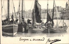 CPA Bateau Peche Boulogne sur Mer Un coin du port 