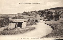 CPA Menhir Dolmen et la Pacaude St Nectaire 