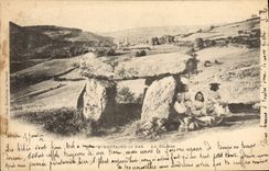 CPA Menhir Dolmen St Nectaire le Bas Enfants 