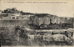CPA Menhir Dolmen Langoiran Monolithe appele Cep dans les jardins de l'ancien chateau 