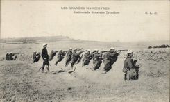 CPA Militaria Les grandes manoeuvres Embuscade dans une tranchee