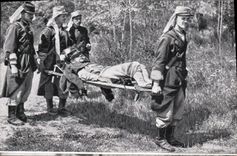 CPA Militaria En campagne Transport d'un blesse 