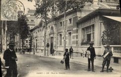 CPA Vichy Rue du casino Vendeur Cartes Postales TOP