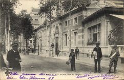 CPA Vichy Rue du casino Vendeur Cartes Postales TOP