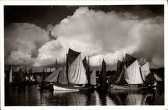 CPA Bateau Peche Concarneau Groupe de thonniers par ciel d'orage 