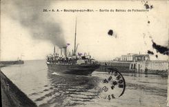 VINTAGE POSTCARD Boulogne Boat on sea Left the boat of Folkestone