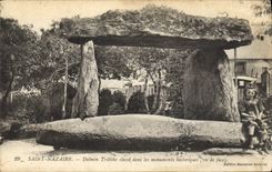 CPA Dolmen Menhir Saint Nazaire Dolmen trilithe Enfant Folklore 
