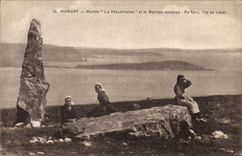 CPA Dolmen Menhir Morgat Menhir La Republicaine et le dolmen renverse Au fond L'ile de Laber Enfants Folklore