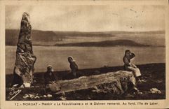 CPA Dolmen Menhir Morgat Menhir La Republicaine et le dolmen renverse Au fond l'Ile de Laber