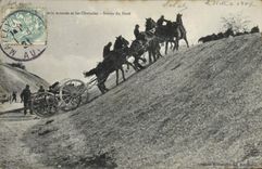 CPA Militaria Montee obstacles Chevaux Sortie du fosse