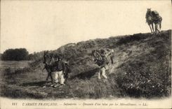 CPA Militaria Infanterie Descente d'un talus par les mitrailleuses