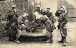 VINTAGE POSTCARD Militaria Infantry with the fountain