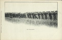 CPA Militaria En tirailleurs