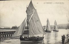 CPA Bateau de peche Le Treport L'entree du port